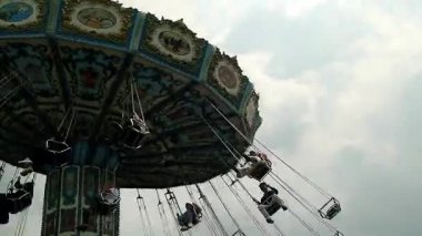 Atlıkarıncada. Mutluluk. Hava yolculuklarında uçmak. Hayvan Eş Değiştiren veya Şoför Uçağı, aile için halk parkında heyecanlı sürüş ve oyunlar, dönen oyun aracında denge ve dairesel hareket kavramı, günlük fizik bilimi