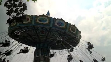 Atlıkarıncada. Mutluluk. Hava yolculuklarında uçmak. Hayvan Eş Değiştiren veya Şoför Uçağı, aile için halk parkında heyecanlı sürüş ve oyunlar, dönen oyun aracında denge ve dairesel hareket kavramı, günlük fizik bilimi