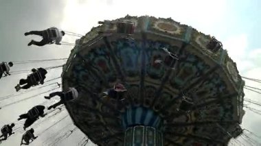 Atlıkarıncada. Mutluluk. Hava yolculuklarında uçmak. Hayvan Eş Değiştiren veya Şoför Uçağı, aile için halk parkında heyecanlı sürüş ve oyunlar, dönen oyun aracında denge ve dairesel hareket kavramı, günlük fizik bilimi