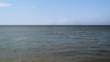 Düşük perspektiften dalgalı deniz manzarası, hobiler, sağlıklı ve gevşeme reklamları için mükemmel.