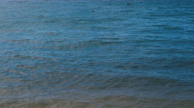 Düşük perspektiften dalgalı deniz manzarası, hobiler, sağlıklı ve gevşeme reklamları için mükemmel.