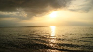 Tropiklerdeki lüks bir plajda panoramik günbatımı manzarası sakin okyanusun üzerinde sakin bir gün batımı.