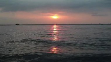 Tropiklerdeki lüks bir plajda panoramik günbatımı manzarası sakin okyanusta sakin bir gün batımı rahatlamak için mükemmel romantik bir arka plan.