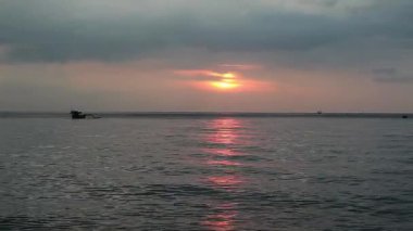 Tropiklerdeki lüks bir plajda panoramik günbatımı manzarası sakin okyanusta sakin bir gün batımı rahatlamak için mükemmel romantik bir arka plan.