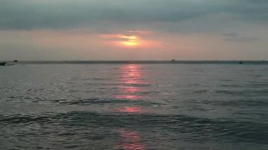 Tropiklerdeki lüks bir plajda panoramik günbatımı manzarası sakin okyanusta sakin bir gün batımı rahatlamak için mükemmel romantik bir arka plan.