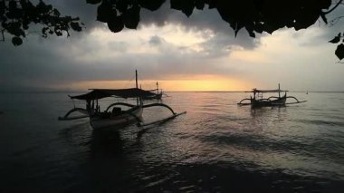 Tropiklerdeki lüks bir plajda panoramik günbatımı manzarası sakin okyanusta sakin bir gün batımı rahatlamak için mükemmel romantik bir arka plan.