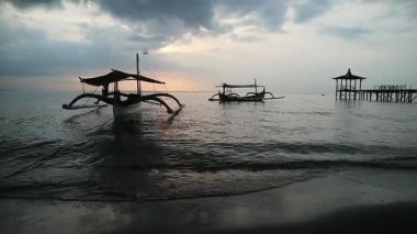 Tropiklerdeki lüks bir plajda panoramik günbatımı manzarası sakin okyanusta sakin bir gün batımı, Pasir Putih plajı Situbondo Endonezya
