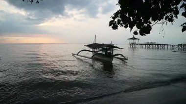 Tropiklerdeki lüks bir plajda panoramik günbatımı manzarası sakin okyanusta sakin bir gün batımı, Pasir Putih plajı Situbondo Endonezya