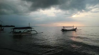Tropiklerdeki lüks bir plajda panoramik günbatımı manzarası sakin okyanusta sakin bir gün batımı, Pasir Putih plajı Situbondo Endonezya