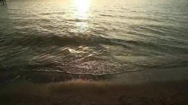 Tropiklerdeki lüks bir plajda panoramik günbatımı manzarası sakin okyanusta sakin bir gün batımı, Pasir Putih plajı Situbondo Endonezya