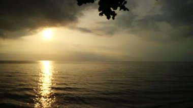 Tropiklerdeki lüks bir plajda panoramik günbatımı manzarası sakin okyanusta sakin bir gün batımı, Pasir Putih plajı Situbondo Endonezya