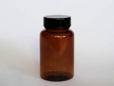 Siyah şapkalı kahverengi cam şişe, izole edilmiş beyaz, seçici odak