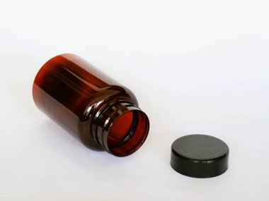 Siyah şapkalı kahverengi cam şişe, izole edilmiş beyaz, seçici odak