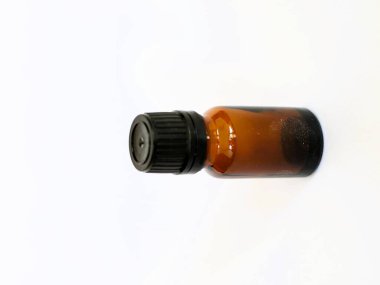 Siyah şapkalı kahverengi cam şişe, izole edilmiş beyaz, seçici odak