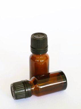 Siyah şapkalı kahverengi cam şişe, izole edilmiş beyaz, seçici odak