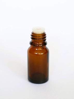 Siyah şapkalı kahverengi cam şişe, izole edilmiş beyaz, seçici odak