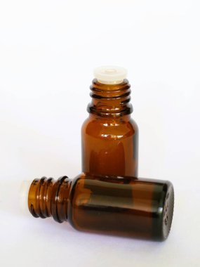 Siyah şapkalı kahverengi cam şişe, izole edilmiş beyaz, seçici odak