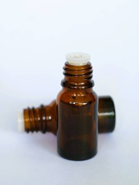 Siyah şapkalı kahverengi cam şişe, izole edilmiş beyaz, seçici odak