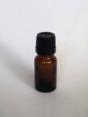 Siyah şapkalı kahverengi cam şişe, izole edilmiş beyaz, seçici odak