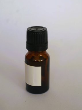 Siyah şapkalı kahverengi cam şişe, izole edilmiş beyaz, seçici odak