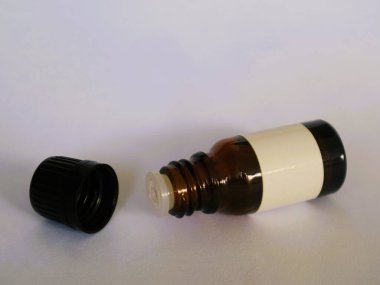 Beyaz etiketli, siyah kapaklı, izole edilmiş beyaz ilaç için kahverengi cam şişe.