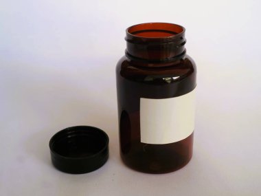 Beyaz etiketli, siyah kapaklı, izole edilmiş beyaz ilaç için kahverengi cam şişe.