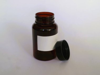 Beyaz etiketli, siyah kapaklı, izole edilmiş beyaz ilaç için kahverengi cam şişe.
