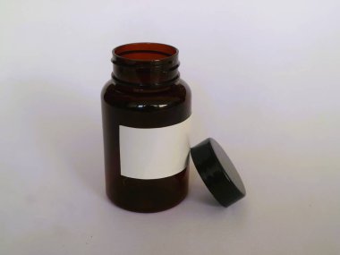 Beyaz etiketli, siyah kapaklı, izole edilmiş beyaz ilaç için kahverengi cam şişe.
