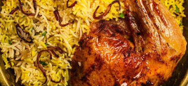 Lezzetli Hint yemeği, Biryani tavuk budu ve metal pirinç kasede basmati pilavı. Hindistan 'ın geleneksel vejetaryen olmayan yemekleri.