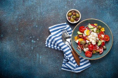 Beyaz peynir, sebze, kırsal beton arka plan manzaralı mavi seramik kasede zeytin, Akdeniz diyeti, Yunanistan 'ın geleneksel mutfağı. Metin için boşluk