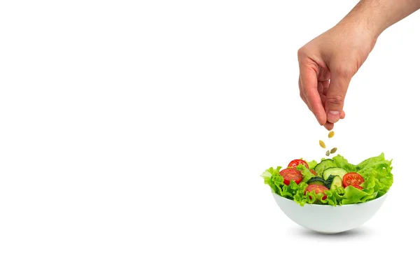 Weiße Salatschüssel Mit Frischen Gurken Tomaten Eisbergsalatblättern Und Männlicher Hand — Stockfoto