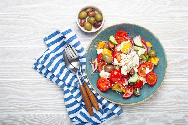 Görög Friss Egészséges Színes Saláta Feta Sajttal Zöldséggel Olajbogyóval Kék — Stock Fotó