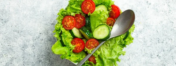 Gesunder Gemüsesalat Mit Frischen Gurken Tomaten Frischen Eisbergsalatblättern Einer Schüssel — Stockfoto