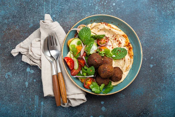 Bliskowschodni Arabski Posiłek Smażonym Falafelem Hummusem Sałatką Warzywną Świeżym Zielonym — Zdjęcie stockowe