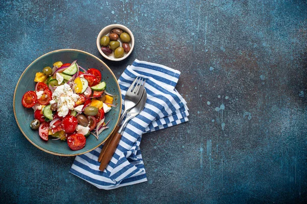 Görög Friss Egészséges Színes Saláta Feta Sajttal Zöldségekkel Olajbogyóval Kék — Stock Fotó