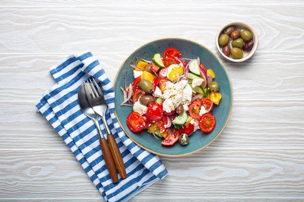 Salată Grecească Proaspătă Sănătoasă Colorată Brânză Feta Legume Măsline Castron — Fotografie, imagine de stoc