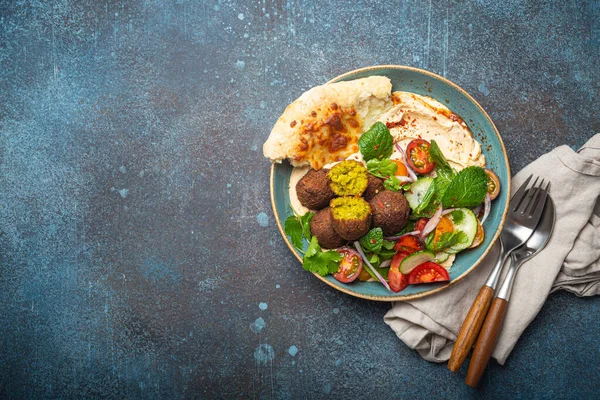 Μέση Ανατολή Αραβικό Γεύμα Τηγανητά Φαλάφελ Χούμους Σαλάτα Λαχανικών Φρέσκο — Φωτογραφία Αρχείου
