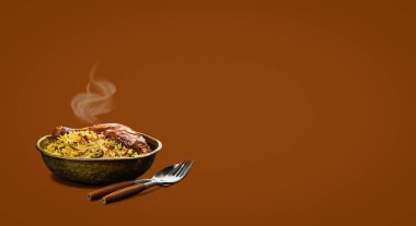 Lezzetli Hint yemeği Biryani tavuk budu ve basmati pilavı. Pirinç kapta buhar. Çatal ve kaşıkla kahverengi arka planda izole edilmiş.