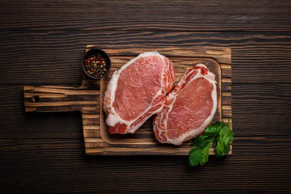 Vágott Nyers Hús Sertés Steak Fűszerezéssel Konyha Vágódeszka Rusztikus Háttér — Stock Fotó