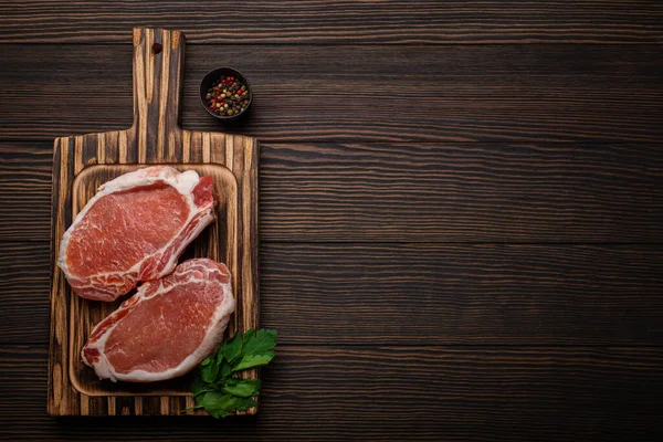 Cut Raw Meat Pork Steaks Seasonings Kitchen Cutting Board Rustic — 스톡 사진