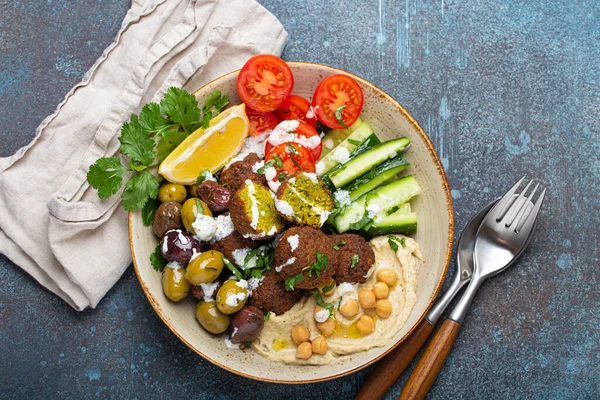 Falafel Salad Bowl Hummus Vegetables Olives Herbs Yogurt Sauce Vegan — Stockfoto