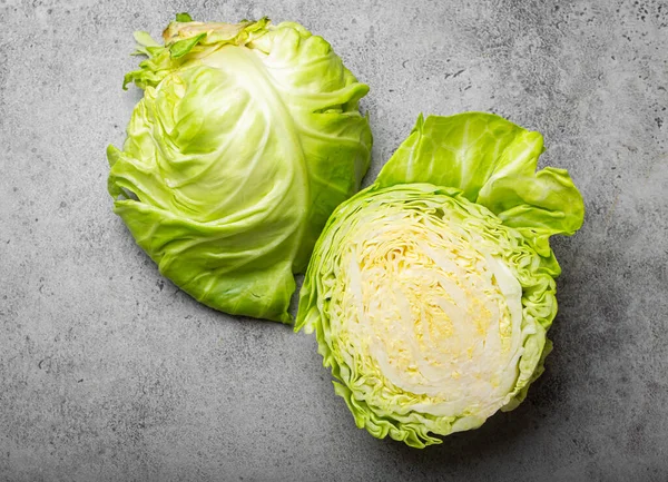 新鲜生鲜有机大白菜切割成两半的灰色乡村石背景图 营养均衡 烹调理念健康的大白菜 — 图库照片