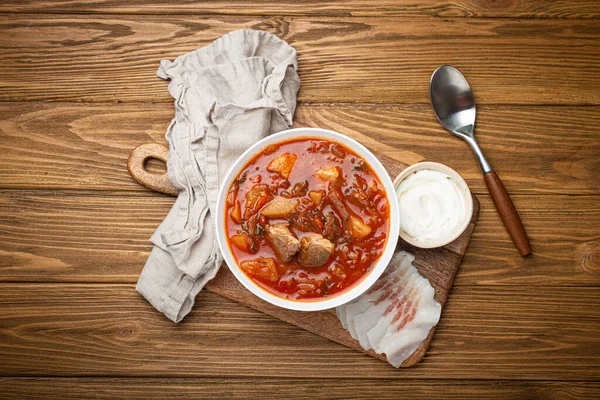 우크라 수프와 고기를 그릇에 신크림 우크라 이나의 전통적 — 스톡 사진