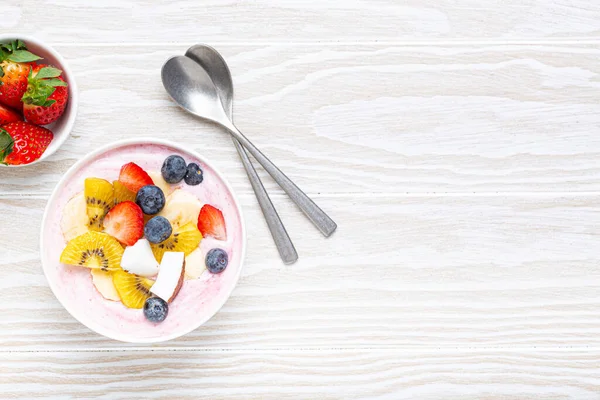 Healthy Breakfast Dessert Yogurt Bowl Fresh Banana Strawberry Blueberry Cocos — Foto de Stock
