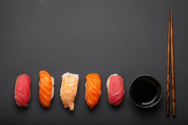 Sushi Giapponese Tradizionale Vista Dall Alto Con Salsa Soia Bacchette — Foto Stock