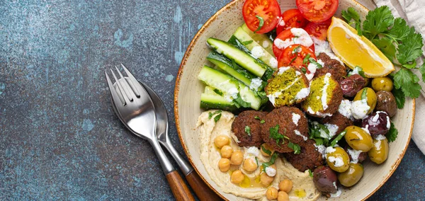 Falafel Slakom Met Hummus Groenten Olijven Kruiden Yoghurtsaus Vegan Lunch — Stockfoto