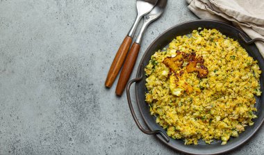 Kızarmış karnabahar pilavı ya da dereotlu kuskus, keto diyeti için sağlıklı düşük karbonhidrat sebze tabağı ve kırsal taştan arka planda sağlıklı düşük kalorili beslenme, metin için alan