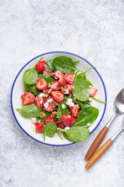 Leichter Gesunder Sommersalat Mit Frischen Erdbeeren Spinat Frischkäse Und Walnüssen — Stockfoto