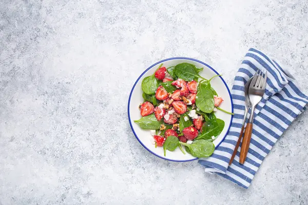 Salată Ușoară Vară Sănătoasă Căpșuni Proaspete Spanac Brânză Cremă Nuci — Fotografie, imagine de stoc