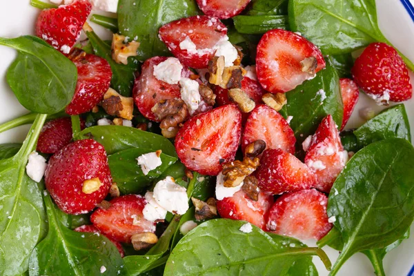 Închideți Salata Vară Ușoară Sănătoasă Căpșuni Proaspete Spanac Brânză Cremă — Fotografie, imagine de stoc